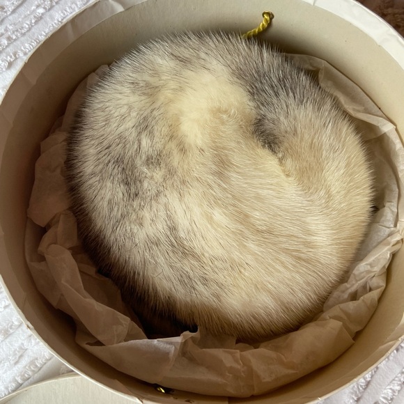 Vintage fur pillbox hat - Picture 3 of 5